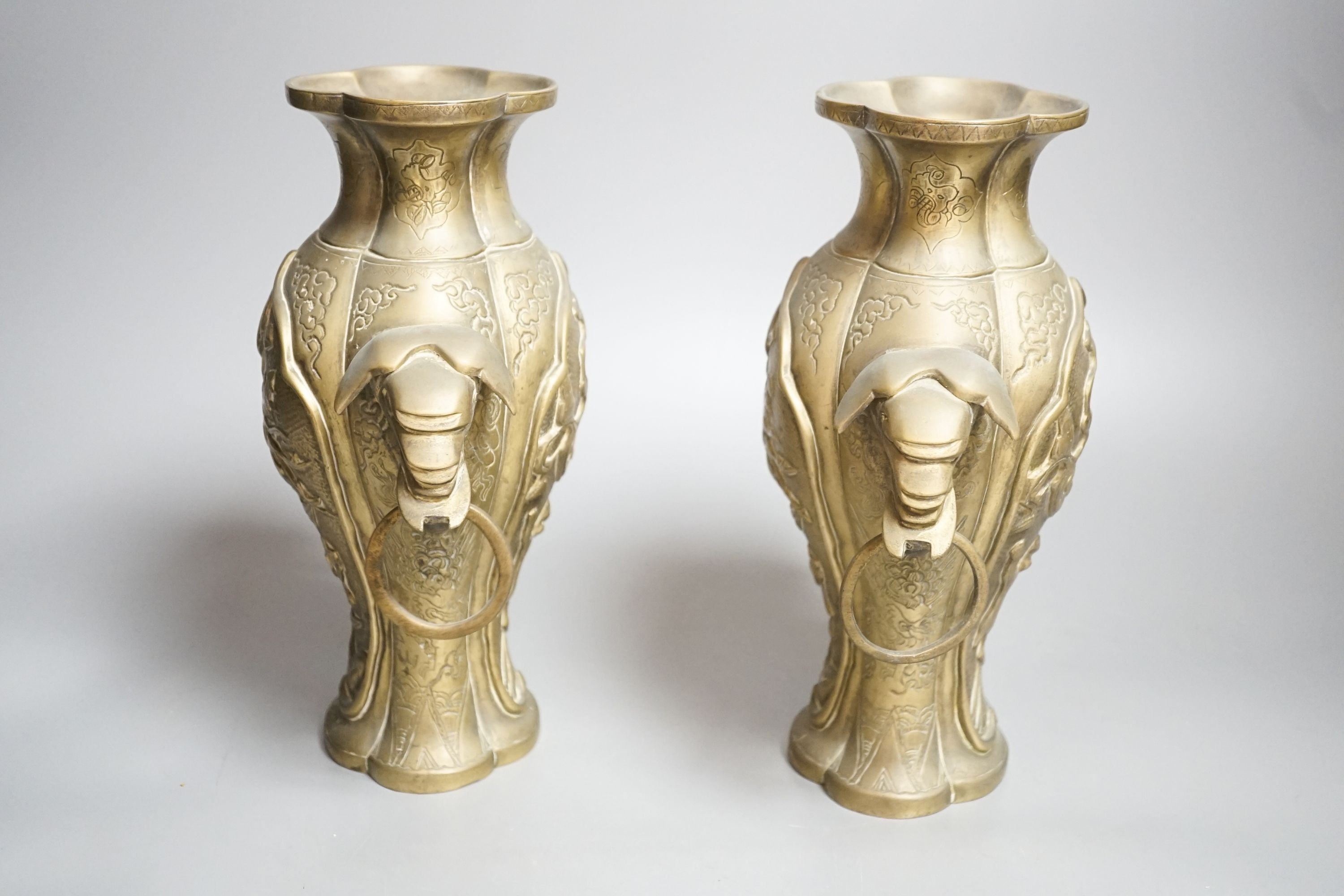 A pair of Chinese bronze vases 24cm